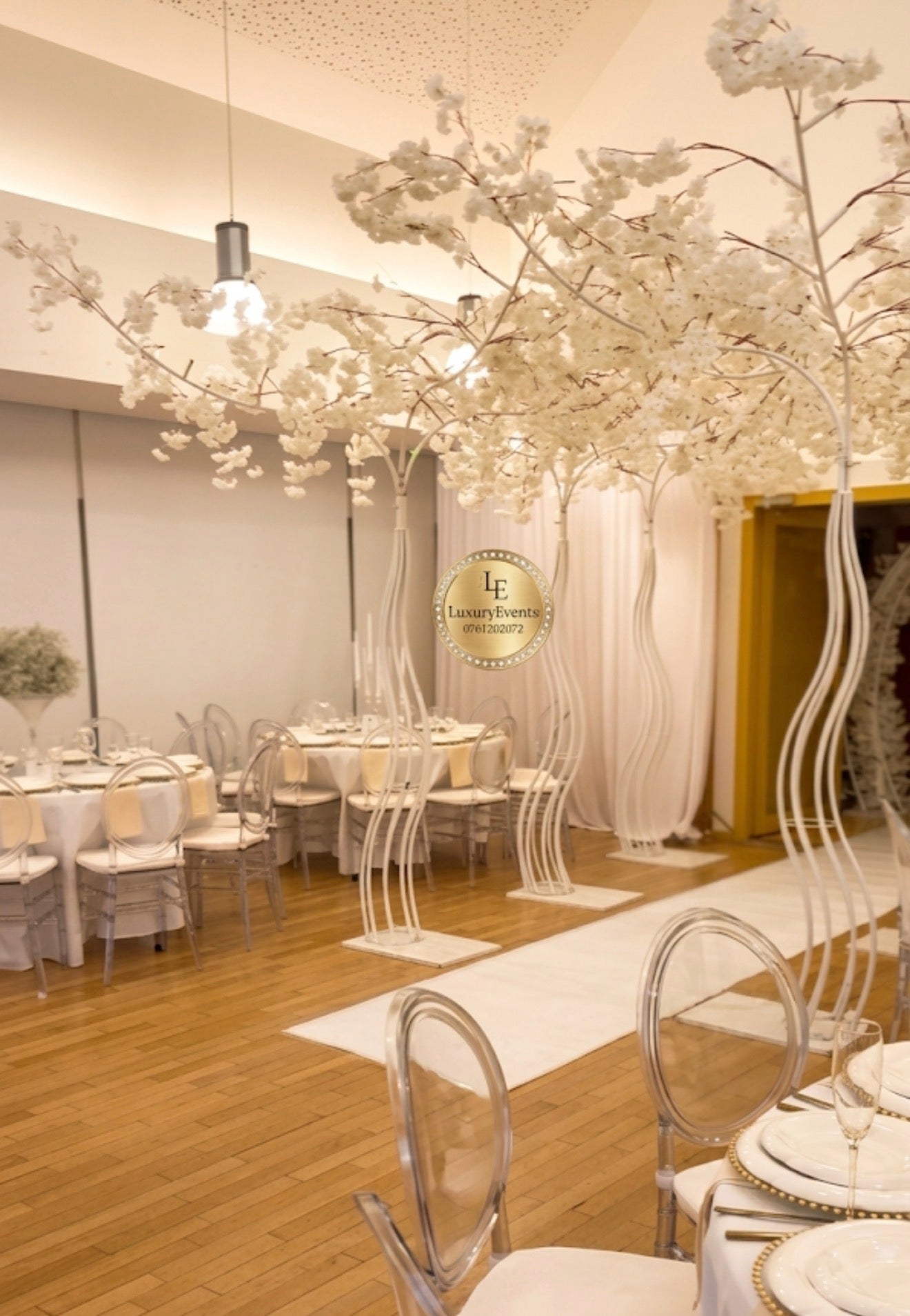 Lot x6 Arches Blanches avec Branches Fleuries – Allée Centrale Mariage | Luxury Events