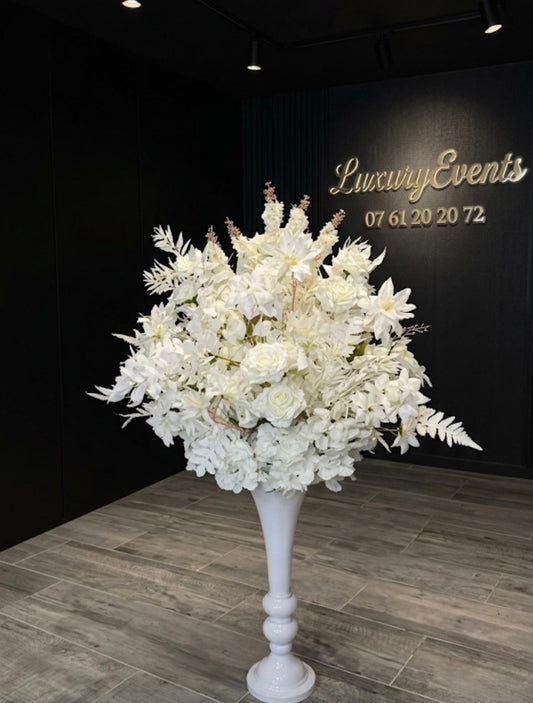 Demi-boule de Fleurs Ø95cm sur Vase Blanc – Location Événementielle Valentigney Montbéliard