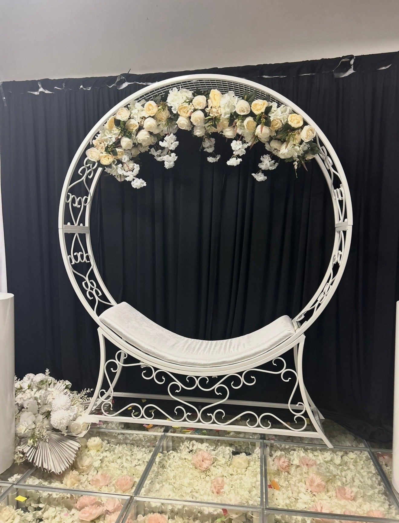 Espace Photo Cercle Fleuri Fer Forgé Blanc – Photobooth Mariage & Événement | Luxury Events