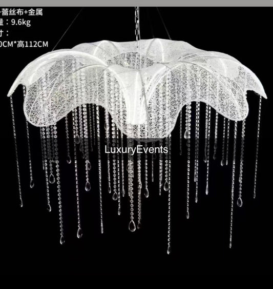 Lustre Dentelle & Cristal 1m de Diamètre – Décoration Plafond Mariage – Neuf | Luxury Events