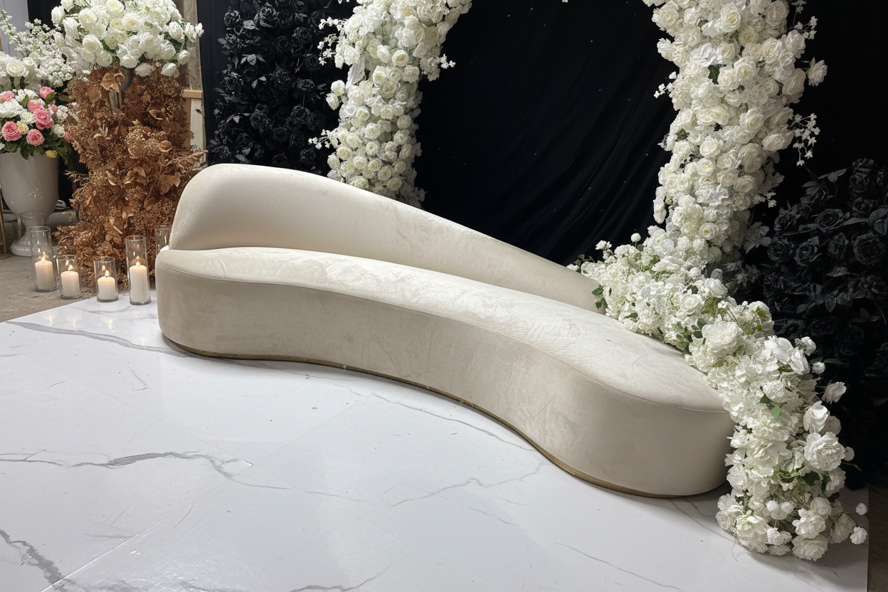 Location Banquette Velours Beige Courbée