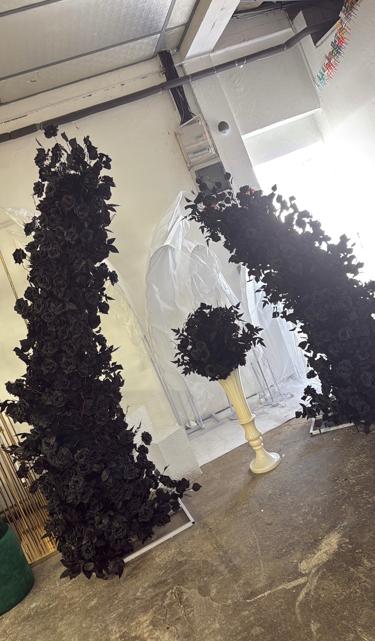 Arche Florale Noire Artificielle Asymétrique 2m20 – Roses Noires | Luxury Events