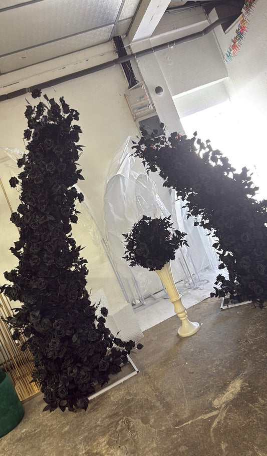 Arche Florale Noire Artificielle Asymétrique 2m20 – Roses Noires | Luxury Events
